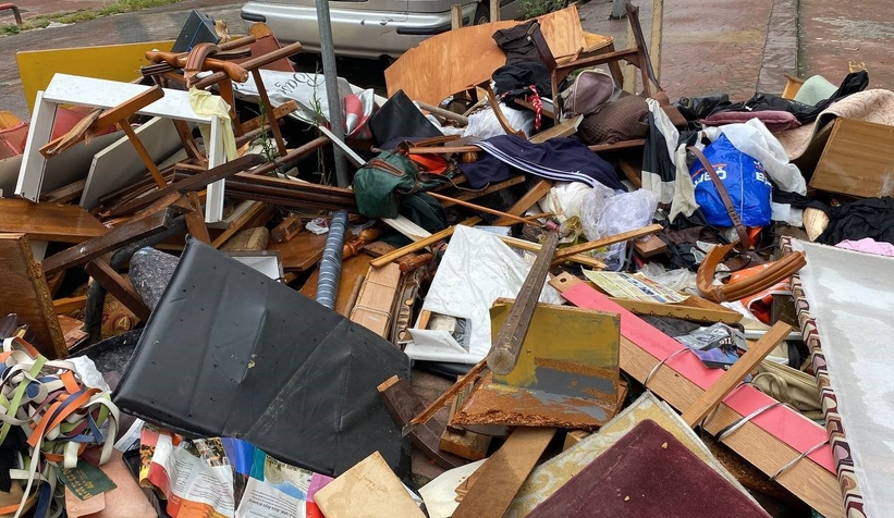 Ölen babalarının eşyalarını balkondan attılar