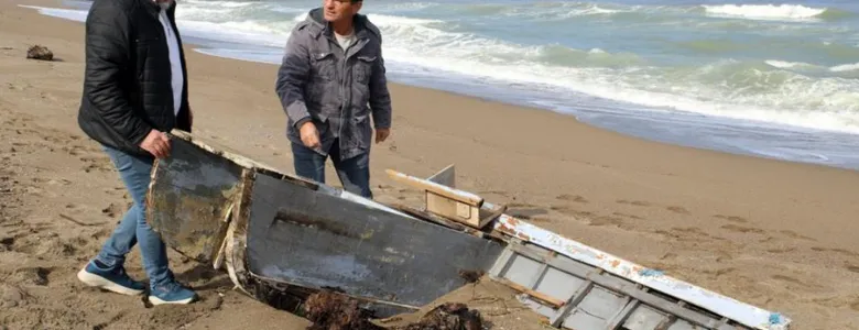 Ölen balıkçının parçalanan teknesi kıyıya vurdu