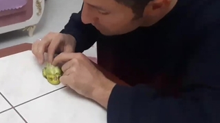 Ölen kuşunu kalp masajı yapıp 2 kez hayata döndürdü