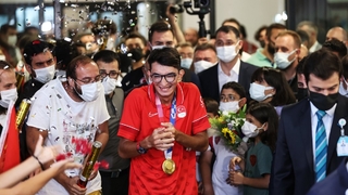 Olimpiyat şampiyonu Mete Gazoz'a coşkulu karşılama