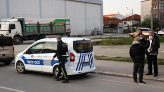 Ölmek için araçların önüne atladı