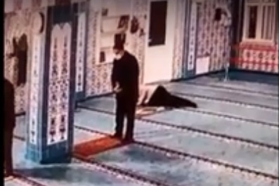Ölüm onu namazda yakaladı