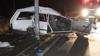 Önce duvara ardından direğe çarptı