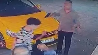 Önce vurdu, sonra silahı ile başında bekledi