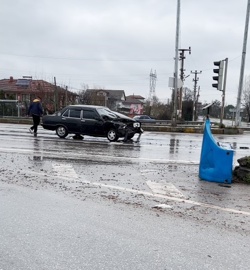 Önündeki araca çarptı