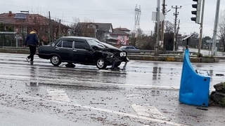 Önündeki araca çarptı