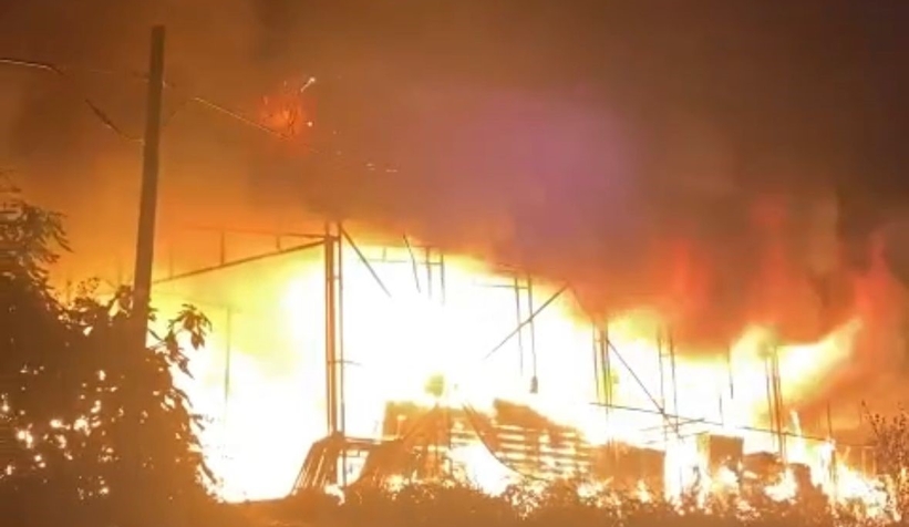 Organizasyon firmasının deposu alev topuna döndü