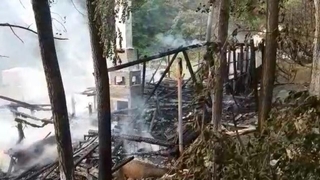 Orman içindeki ahşap restoran alev alev yandı