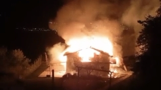 Ormanlık alandaki yazlık ev alev alev yandı