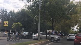 Orta refüjde asılı kaldı!