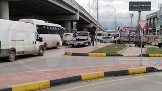 Orta refüje çarparak durabildi 