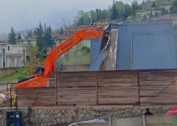 Ortağını öldürmüştü, aile bungalovları yıktırdı