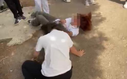 Ortaokul öğrencileri birbirine girdi: Saç saça kavga ettiler