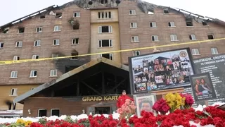 Otel yangınında hayatını kaybeden 78 kişi gözyaşlarıyla anıldı