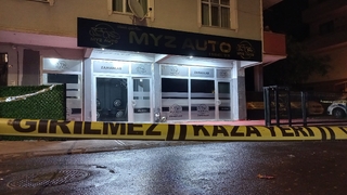 Oto galeriye silahlı saldırı: Kurşunlayıp otomobille kaçtılar