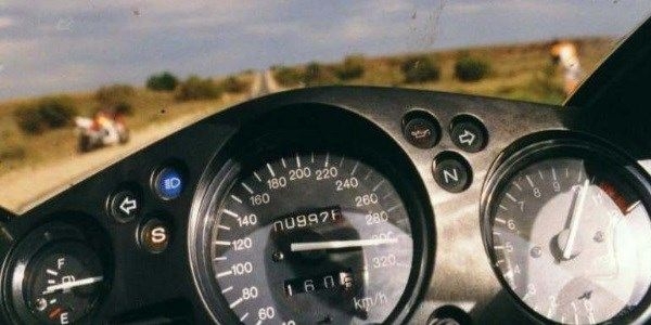 Otobanda 301 km hız yaptı, polisten kaçamadı