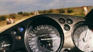 Otobanda 301 km hız yaptı, polisten kaçamadı