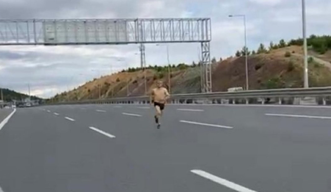 Otobanda yarı çıplak halde koştu