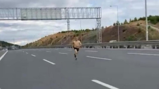 Otobanda yarı çıplak halde koştu