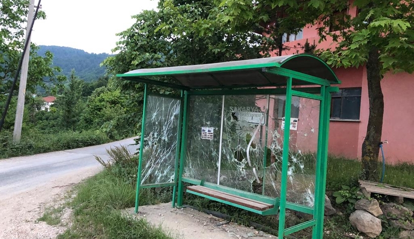 Otobüs durağına maganda saldırısı