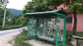 Otobüs durağına maganda saldırısı