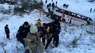 Otobüs şarampole yuvarlandı: 3 ölü