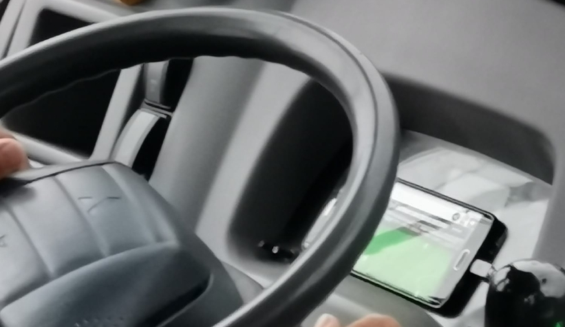 Otobüs şoförü seyir halindeyken maç izledi