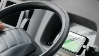 Otobüs şoförü seyir halindeyken maç izledi