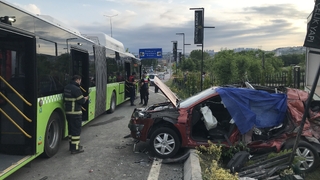 Otobüse çarpan otomobildeki 3 kişi hayatını kaybetti