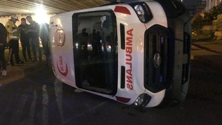 Otobüsle çarpışan ambulans devrildi: 3 yaralı