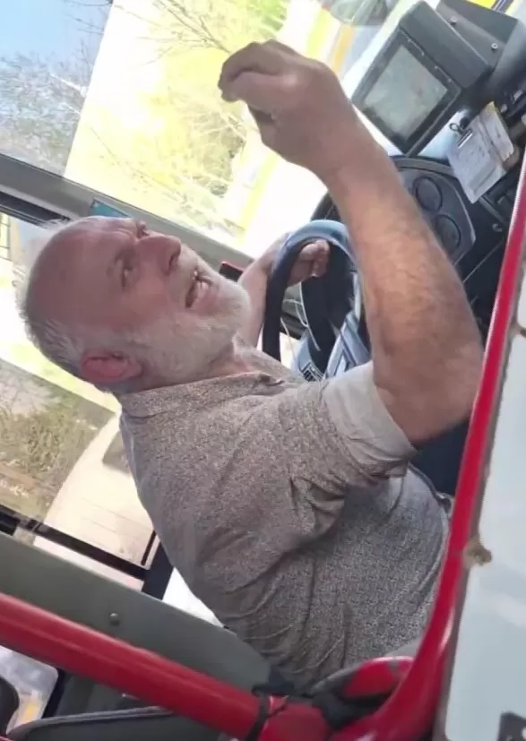 Otobüste bebek arabası kavgası: Seni mermi manyağı yaparım