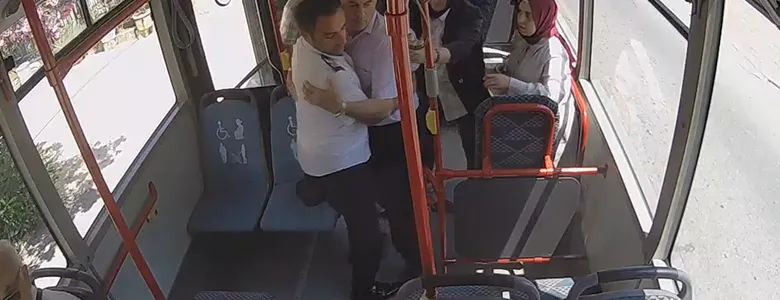 Otobüste panik anları: Hastaneye yetiştirdiler