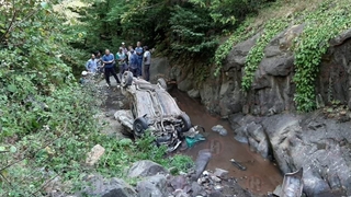 Otomobil 40 metreden dereye uçtu: 1 ölü