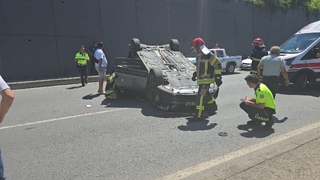 Otomobil 6 metreden D-130 Karayolu'na uçtu: 1 yaralı