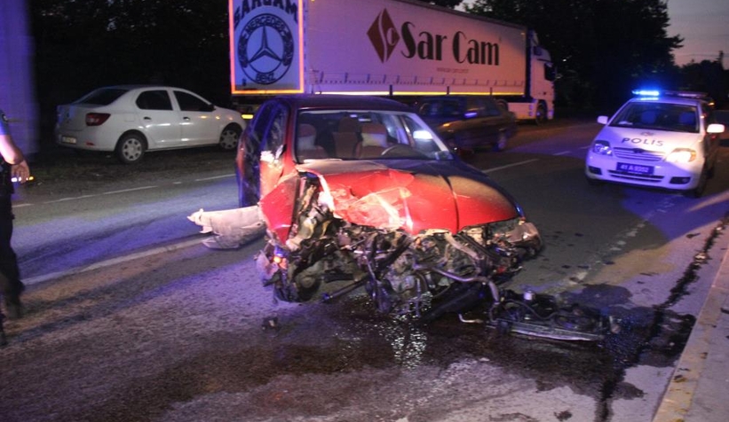 Otomobil ağaca çarptı: 4 yaralı