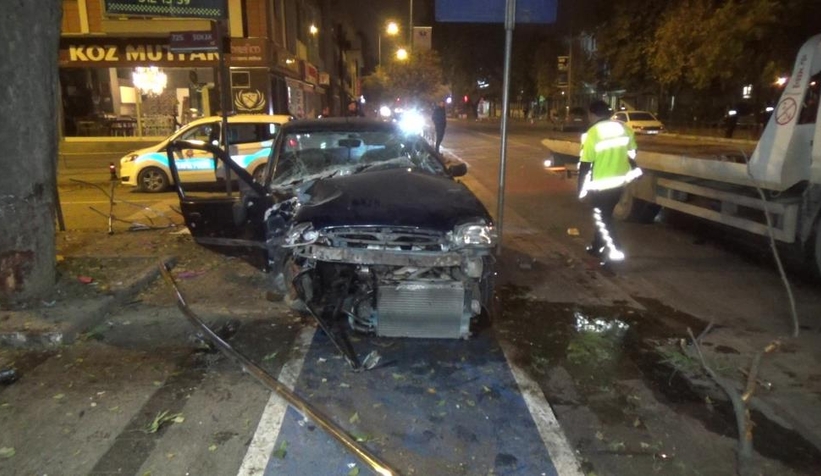 Otomobil ağaca çarptı, şoförü aracı bırakıp kaçtı