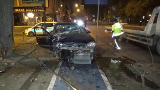 Otomobil ağaca çarptı, şoförü aracı bırakıp kaçtı