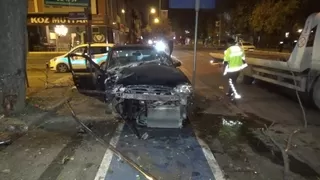 Otomobil ağaca çarptı, şoförü aracı bırakıp kaçtı