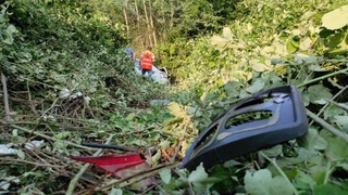 Otomobil ağaçlık alana uçtu: 3 yaralı