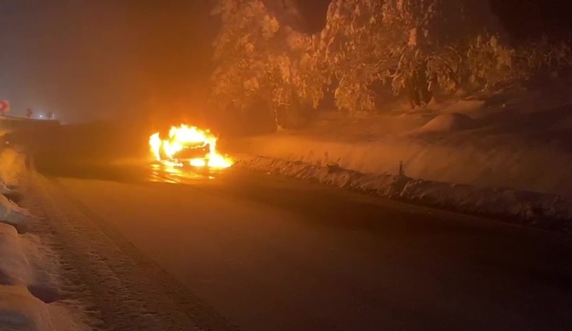 Otomobil alev alev yandı