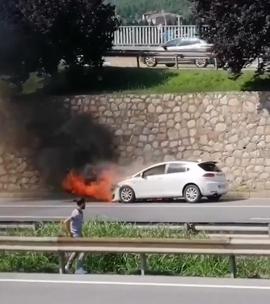 Otomobil alev alev yandı