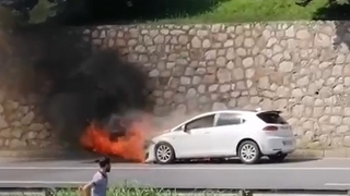 Otomobil alev alev yandı