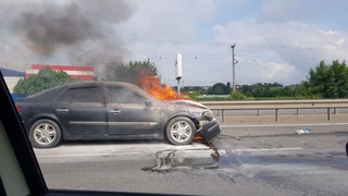 Otomobil alev alev yandı