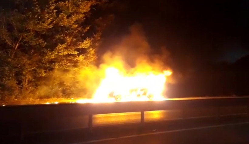 Otomobil alev topuna döndü