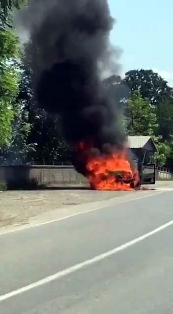 Otomobil alev topuna döndü