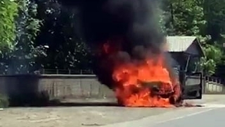 Otomobil alev topuna döndü