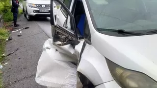 Otomobil aydınlatma direğine çarptı; 2 kişi yaralı
