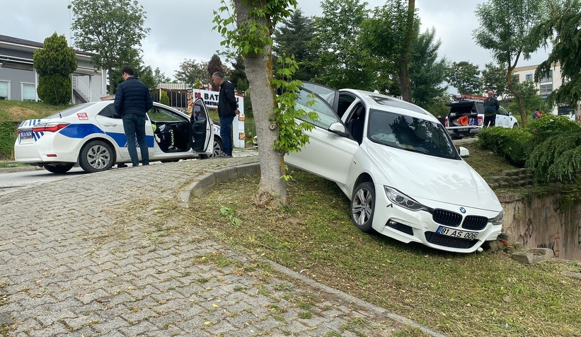 Otomobil aydınlatma direğine çarptı: 2 yaralı