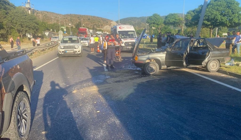 Otomobil aydınlatma direğine çarptı: 4 yaralı