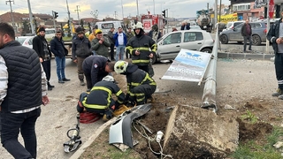 Otomobil aydınlatma direğini devirdi: 1 yaralı